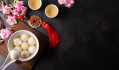 汤圆（甜饺子球），中秋佳肴，冬至，中国新年佳肴。文章中的汉字FU指的是财富、财富、资金流动.