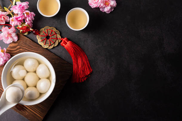 汤圆（甜饺子球），中秋佳肴，冬至，中国新年佳肴。文章中的汉字FU指的是<strong>财富</strong>、<strong>财富</strong>、资金流动.