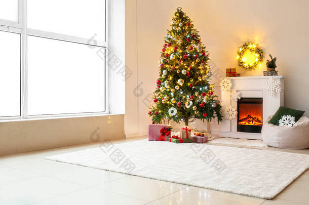 有圣诞树和壁炉的时髦客厅的内部