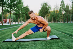 公园里的男性运动员肌肉锻炼