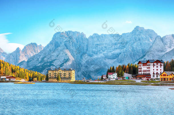 秋天著名的米苏里纳湖美丽的阳光.地点：Misurina Lake, Dolomiti Alps, Province of Belluno, Italy, Europe