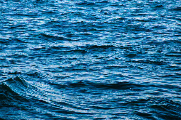 海水或海水的顶部视图，蓝色咸咸的海水纹理
