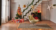 具有松树礼品盒和壁炉、装饰灯、楼梯和门框、灰色墙壁、柳条地毯设计的现代沙发圣诞新年理念.
