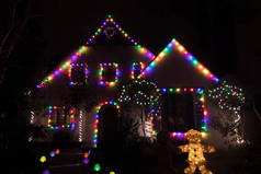 圣诞夜灯装饰房子