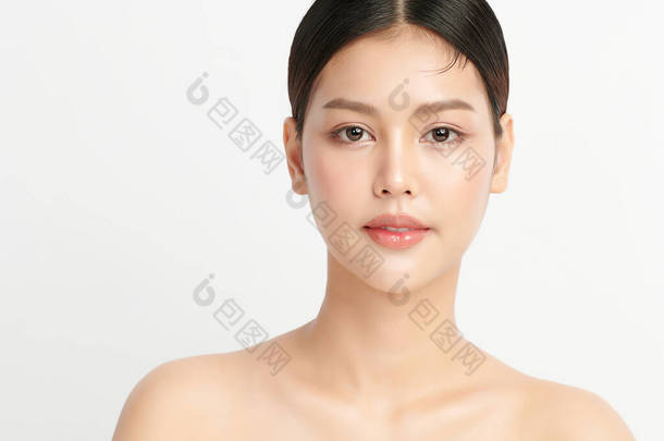 年轻美丽的亚洲女人，有着洁白的背景、脸蛋护理、面部护理、<strong>美容美发</strong>、<strong>美容美发</strong>、水疗、亚洲女性肖像.