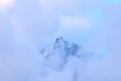 这张风景画是夏天在欧洲，在法国，在阿尔卑斯山，在沙门尼克斯拍摄的。我们在阳光下的勃朗峰大地上的大雾中看到了弥天大观.