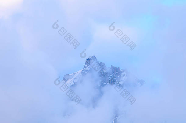 这张风景画是夏天在欧洲，在法国，在阿尔卑斯山，在沙门尼克斯拍摄的。我们在<strong>阳光</strong>下的勃朗峰<strong>大地</strong>上的大雾中看到了弥天大观.