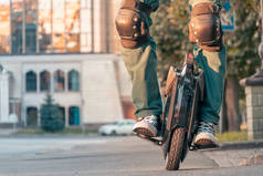 骑电动车（EUC）的开始。穿着防护服的骑手试图用单轮保持身体平衡.