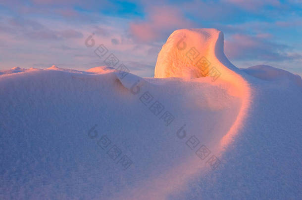 白雪飘落在落日的光芒中，紫色的晚光在冬季伴随着大量的白雪，横向风景<strong>映像</strong>
