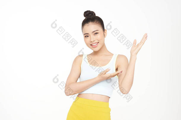 亚洲漂亮的年轻女子，手握手势，面容俊俏，<strong>身穿运动服</strong>，与白色背景隔离