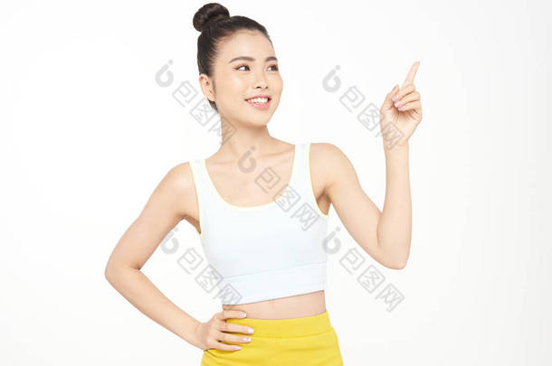 亚洲漂亮的年轻女子，手握手势，面容俊俏，身穿运动服，与白色背景隔离