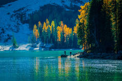 背景为布拉斯湖。意大利阿尔卑斯山多彩的秋天，意大利白云石，欧洲.