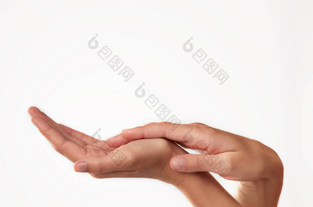 从指尖到指尖都很漂亮。Closeup studio shot of a woman hands.