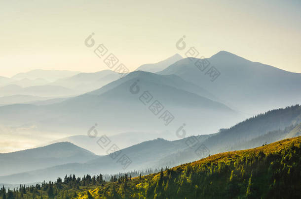 喀尔巴阡<strong>山脉</strong>美丽的日出。日出时山的<strong>线条</strong>。美丽的自然景观。生动的照片。全景视图.