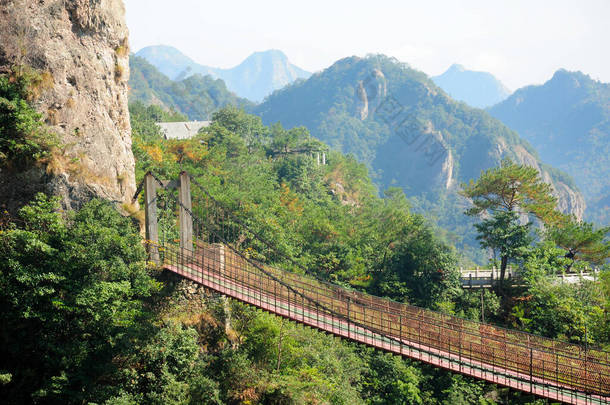 浙江省盐塘山方东风景区悬索桥.