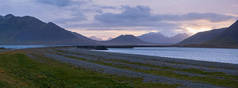 在冰岛西部，Kolgrafafjordur fjord湾的汽车旅行中观看。风景秀丽的冰岛风景：高山、海岸、峡湾、云彩、冰川.