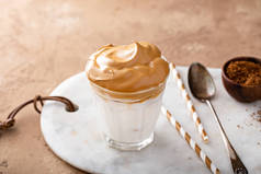 达尔戈纳用牛奶或杏仁冰牛奶搅拌咖啡