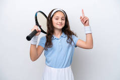 被白色背景隔离的小女孩打网球和指指点点
