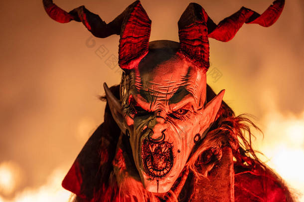 Krampus 。圣诞恶魔。火焰。<strong>开火</strong>！在等San Nicolo