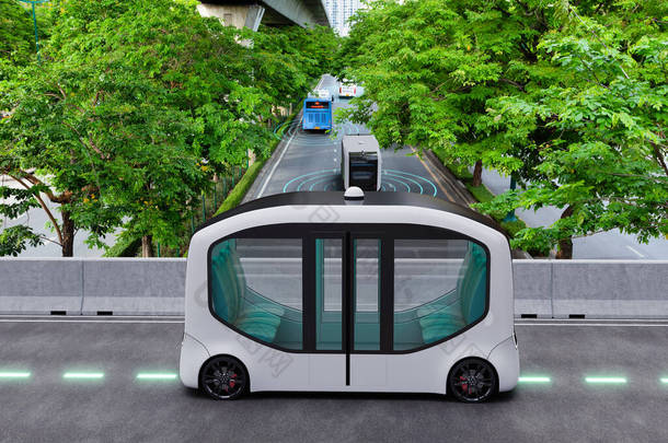 全自动电动穿梭巴士自行驾驶穿过城市绿路，智能车辆概念