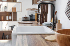 现代厨房的黑色水龙头和陶瓷水池，特写镜头
