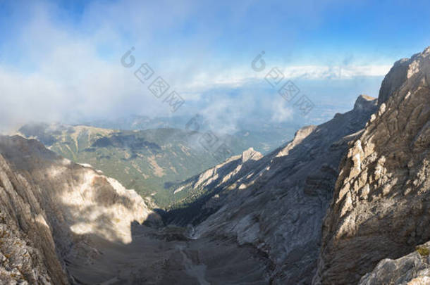 在希腊奥林匹斯山脊的最高峰Mytikas上,景色令人印象深刻.从Skala山顶看到的爬上Mytikas.