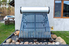 一种现代化的太阳能压力集热器，可加热家用热水，站在屋前草坪上.