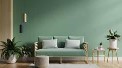 在客厅里用绿色的沙发和装饰来装饰绿色的墙壁