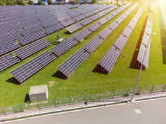 太阳能发电厂的航拍图像