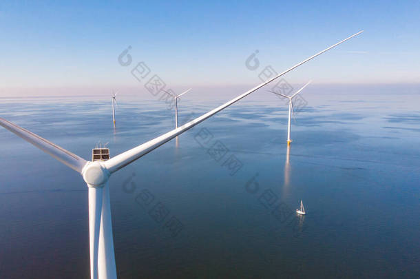巨大的风车涡轮机，大海中的离岸风车农场，西风公园里的风车，在一个美丽的阳光明媚的日子隔离在海上的荷兰弗洛尔和诺德鲁斯特沃尔德