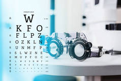 眼科医生办公室配备眼科测试图和试验架的大学教育