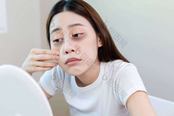 亚洲年轻女性压力镜检查因<strong>熬</strong>夜昏昏欲睡，脸上有黑眼圈。努力工作，没有时间睡觉.