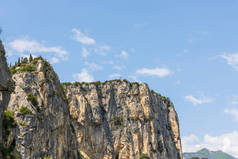 意大利加尔达湖Arco附近的岩石山，蓝天白云轻盈