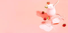 粉色背景的草莓Pina Colada鸡尾酒，有文字空间