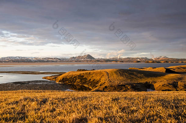2022年4月27日，冰岛斯库图施塔希尔：日落前的黄金<strong>时</strong>段，在Myvatn湖畔<strong>靠近</strong>假统治者水面的景色