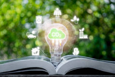 减少二氧化碳排放概念、虚拟屏幕上有二氧化碳图标的灯泡、可持续发展和基于可再生能源的绿色商业、电力交通.
