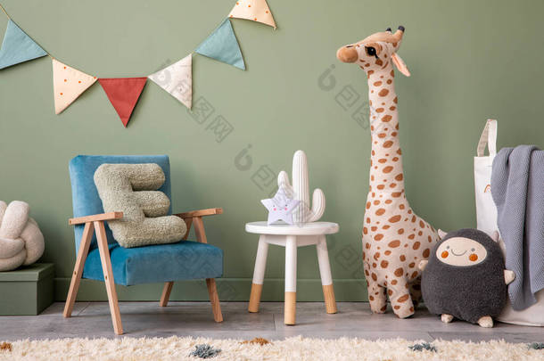 创意构图新颖时尚舒适的儿童房室内设计与绿墙，毛绒玩具，明亮的地毯，蓝色扶手椅，凳子和白色配件。装灰色格子花玩具的篮子。模板.