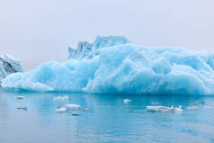 冰岛的一座蓝色冰山一座冰山流进了Jokulsarlon泻湖，与冰川的正面分离.