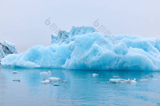 冰岛的一座蓝色<strong>冰山</strong>一座<strong>冰山</strong>流进了Jokulsarlon泻湖，与冰川的正面分离.