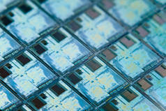 微晶片硅单晶硅晶片经光刻蚀刻加工后用于制造电子集成电路。全框架高科技宏观背景.