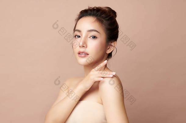 美丽的年轻亚洲女人，有着米色背景、<strong>面部</strong>护理、<strong>面部</strong>治疗、美容、美容美发、水疗、亚洲女性肖像等洁白新鲜的肌肤.