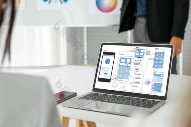 UX移动应用程序和网站的UI设计过程。面向专业应用开发人员的线框创意原型 .