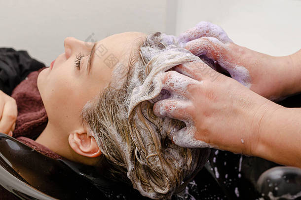 发型师使用染发后的紫色洗发水.靠近点.