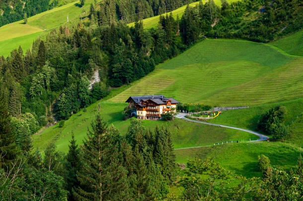 夏天,奥地利一座<strong>高山</strong>度假胜地的青山.小<strong>村庄</strong>，宾馆和小木屋，都是五颜六色的。屋顶上漂亮的梯田和太阳能板。文明与纯洁自然的接近。Grossarl.
