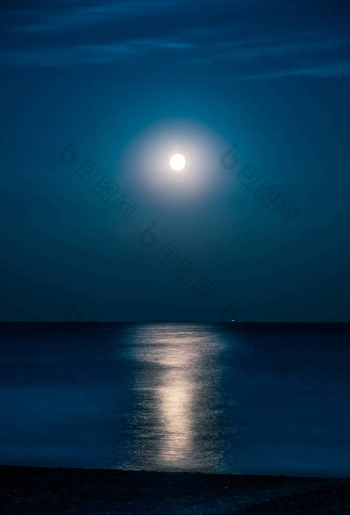 月光的夜晚在海面上满月和月球路径图片-包图网企业站