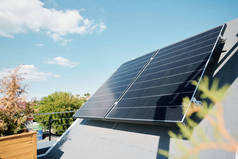 现代舒适房屋或自然环境中小屋屋顶的大型太阳能电池板
