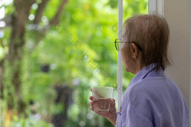 乳腺癌化疗后脱发的老年妇女在家中饮用纯净水