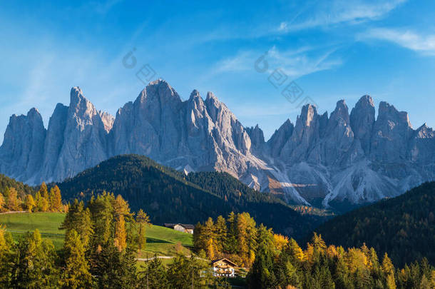 秋天的傍晚，圣玛格达莱娜著名的意大利<strong>白云石</strong>村周围的Geisler或Odle<strong>白云石</strong>山的岩石。 风景秀丽的旅游与乡村美感背景.