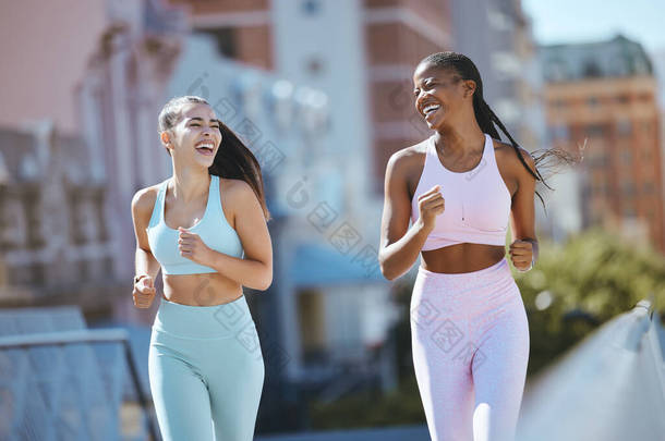 夏天的早上，健康、女人和城市的朋友们在巴西的街上跑步。健康、城市运动和女孩锻炼和欢笑的时间，黑人妇女和最好的朋友或私人教练一起跑步