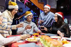 新年大餐的社交活动-多代家庭庆祝圣诞佳节